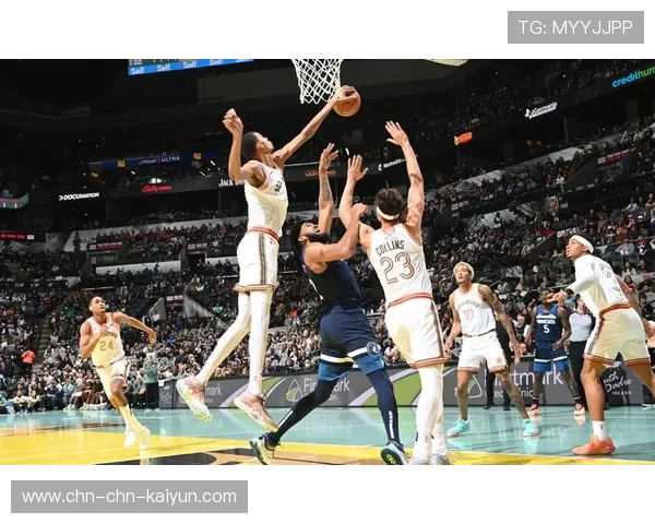 文班亚马在马刺对阵国王比赛中遭遇包夹,分球外线队友 文班亚马在马刺对阵国王比赛中遭遇包夹,分球外线队友