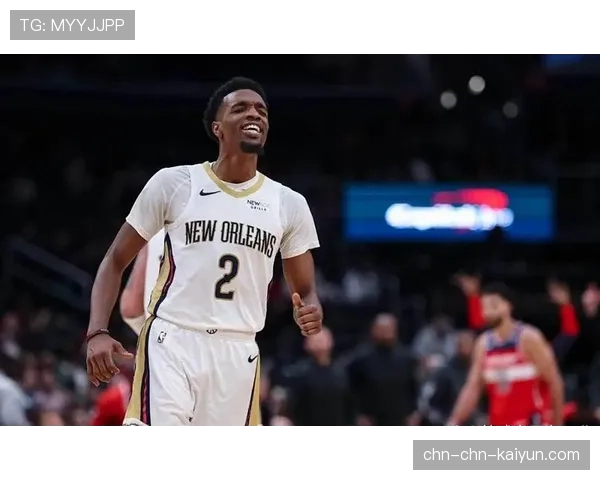 瞬间：鹈鹕琼斯鱼跃扑抢未果，仍迅速爬起回防并干扰了对手上篮